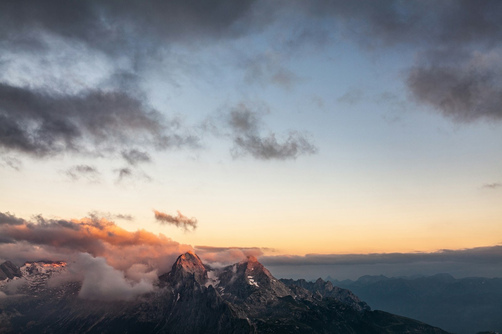 Gebirgskamm mit Wolken von oben
