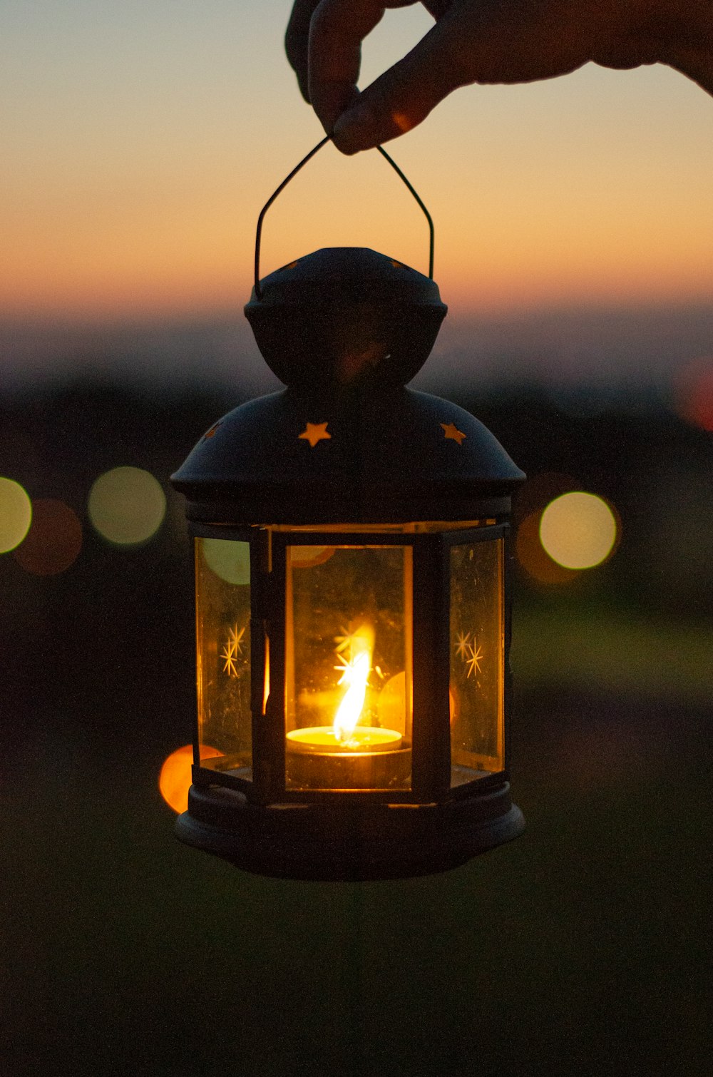 Eine schwarze Laterne mit Flamme in der Nacht